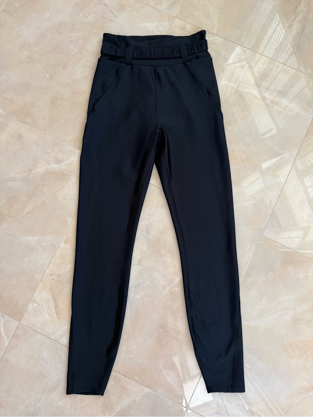 black Alo Yoga leggings elastic waistband belt